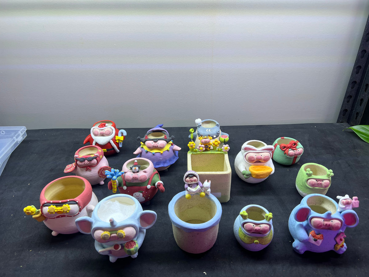 14 Piggy pots & 38 pcs Conos