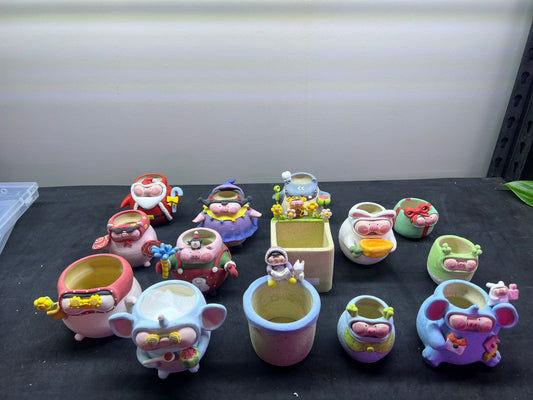 14 Piggy pots & 38 pcs Conos